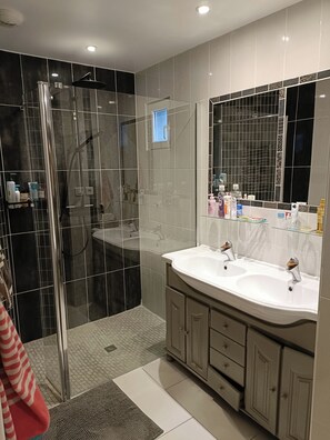 Shower, hair dryer, towels, toilet paper - Entre La Cité de L'espace et la Cité du Vin, Découvrez le Terroir du Sud-ouest! (Boé)
