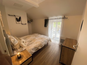 2 bedrooms, free WiFi, bed sheets - Maison Rénovée Avec un Jacuzzi Privatif. A 7 Minutes à Pieds du Centre-ville (Dinan)
