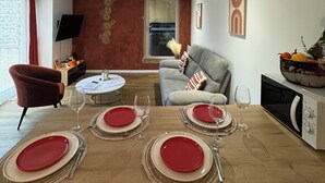 Una sala de estar moderna con comedor listo para cuatro personas.