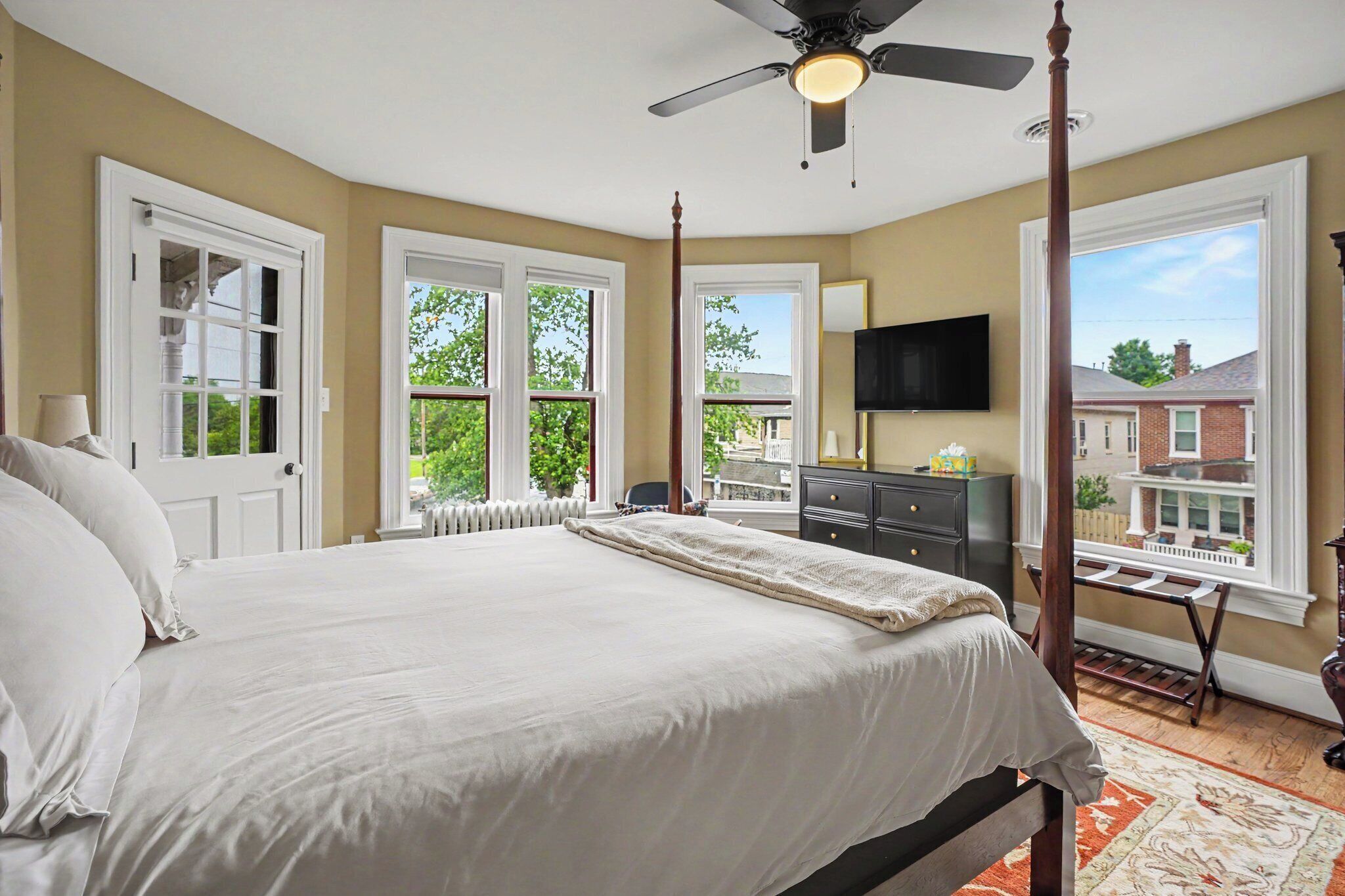 5 bedrooms, iron/ironing board, WiFi, bed sheets