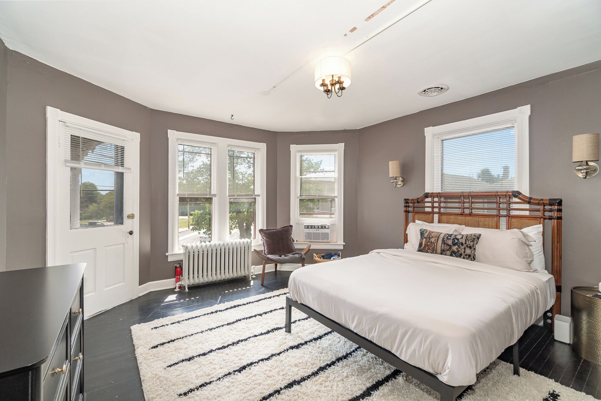 5 dormitoris, planxa i posts de planxar, wifi i roba de llit 