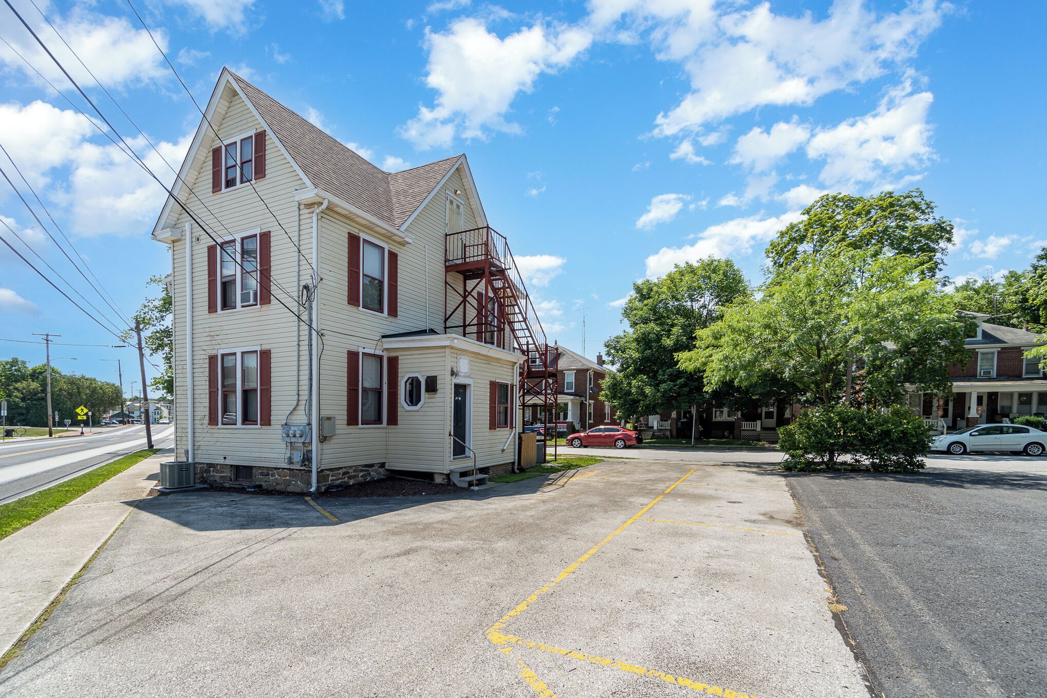 Gettysburg Home sleeps 10 with parking and Game Room.  Just off the square.