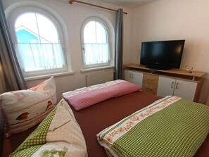 1 bedroom, individually furnished, bed sheets - Apartment in Tyrol Near Ski Slopes (Fliess)
