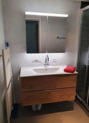 Apartment | Bathroom | Towels - Apartment Chalet Beatrice Share (Beatenberg)