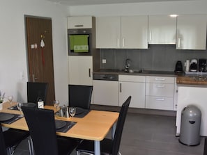 Apartment | Private kitchen | Oven, electric kettle, toaster - Apartment Chalet Beatrice Share (Beatenberg)