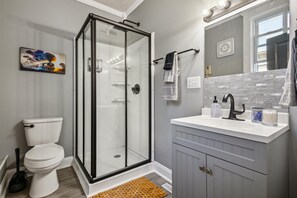 Een douche, een haardroger, handdoeken