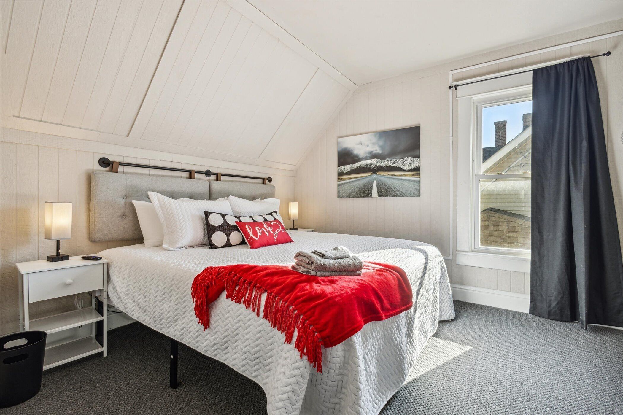 4 habitaciones, tabla de planchar con plancha y cuna de viaje 