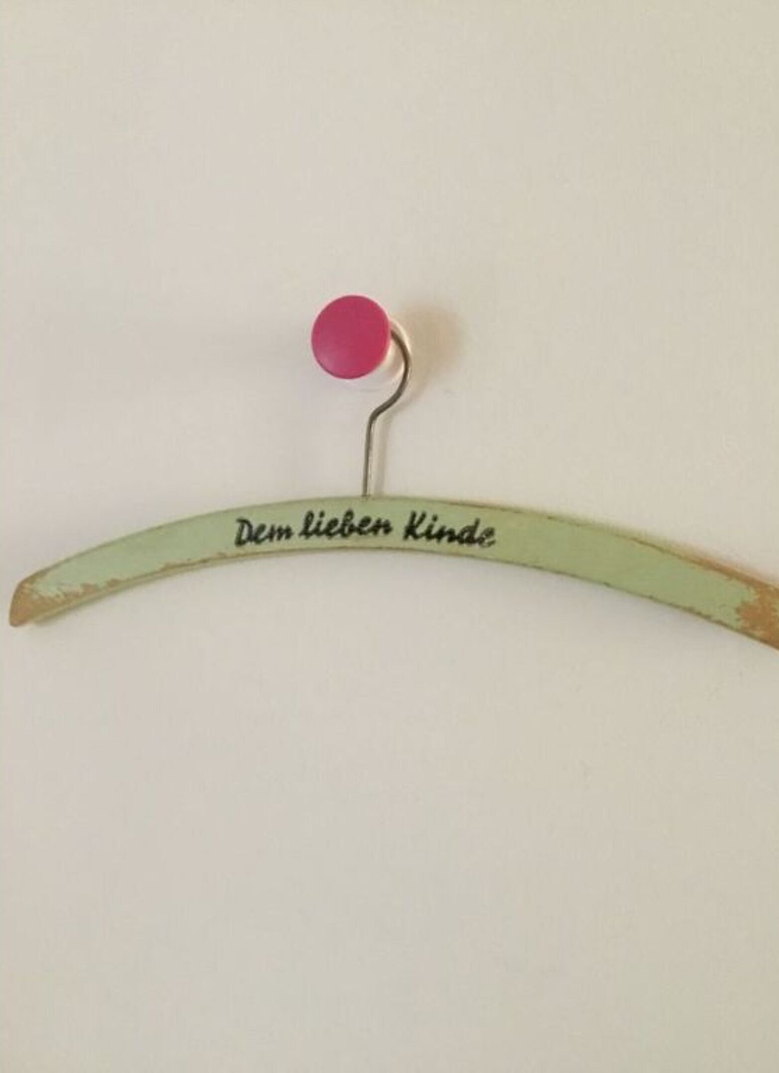 A pin cushion with the text "Dem lieben Kind" on it.