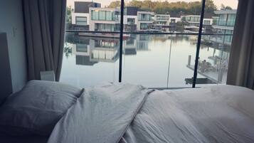 House | 5 bedrooms, individually furnished, iron/ironing board, bed sheets