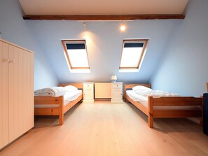 3 chambres, ameublement personnalisé, fer et planche à repasser