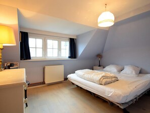 House | 3 bedrooms, individually furnished, iron/ironing board - Beautifully Renovated House Centrally Located (De Haan)