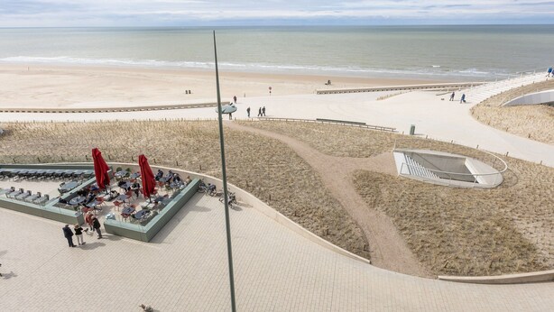 A beachside promenade with a café, seating areas, and a viewing platform overlooking the sea. - Modern Apartment on the Seafront (Middelkerke)