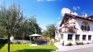 A white building with a balcony and a sign that reads "Haus Lautner". - Holiday Apartment Haus Leutner Bavarian Forest (Bodenmais)