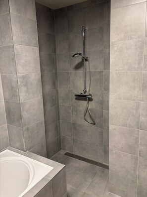 Haartrockner, Handtücher, Seife, Toilettenpapier
