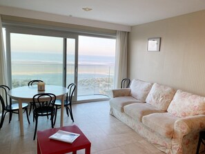 Apartment | Living room - Beachside Stay With Views (Nieuwpoort)