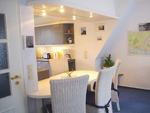 Apartment | Private kitchen | Oven, electric kettle, toaster, high chair - Apartment in Lower Saxony (Halstenbek)