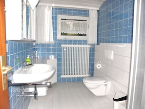 A bathroom with a sink, toilet, and radiator. - Holiday Apartment Haus Burgenblick Bullay (Bullay)