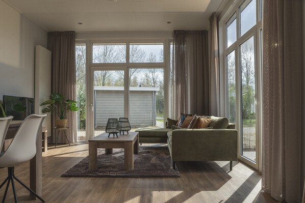 Cottage | Living room - Holiday Home in Overijssel With Garden Terrace (Zuna)
