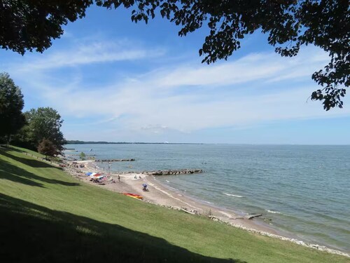 Lake Erie Escape! Lake Views, Private Beach, 20 min to Cedar Point + Jet Express