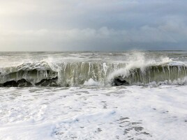 Una playa con olas rompiendo sobre la orilla.