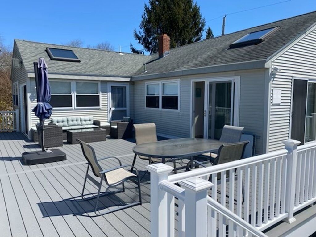 Desirable Snug Harbor location walking distance to beach & restaurants!!