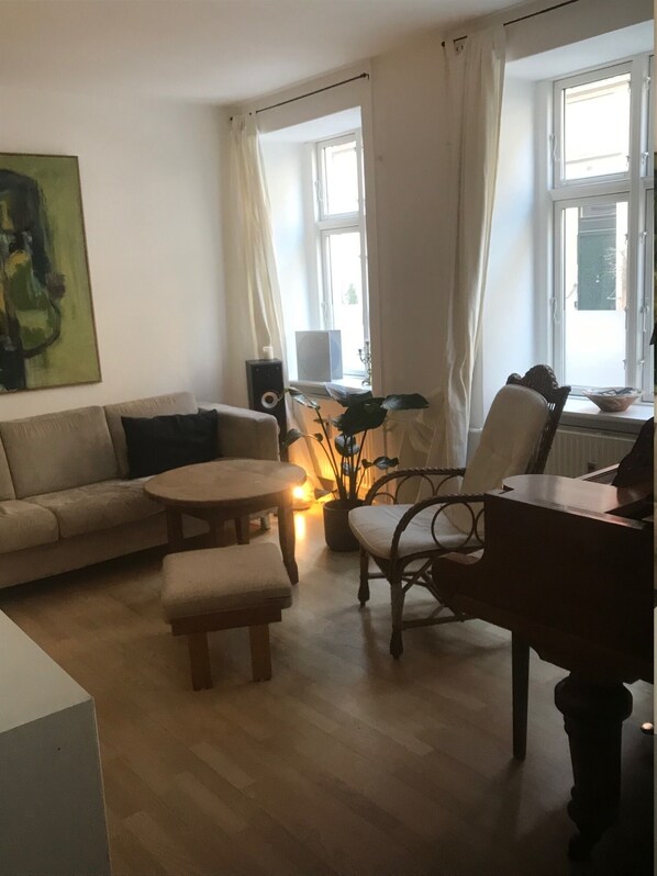 Living area - Central, Cozy With Great Atmosphere and Grand Piano (København)