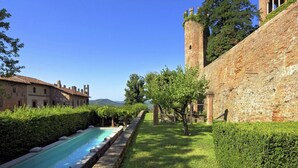 A historic building with a swimming pool, a tall tower, and a well-maintained garden. - Apartment in a Famous Monferrato Castle (Gabiano)