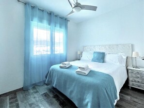 2 bedrooms, individually furnished, bed sheets - Beachfront Apartment With Terrace (Benalmádena)