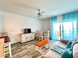 Living area - Beachfront Apartment With Terrace (Benalmádena)