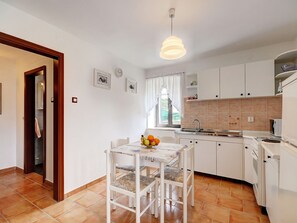 House | Private kitchen | Electric kettle - Apartment in Croatia Near the Coast (Marcana)