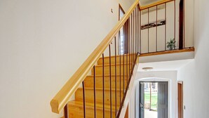 A wooden staircase with a handrail, leading to a second floor. - Apartment in Croatia Near the Coast (Marcana)