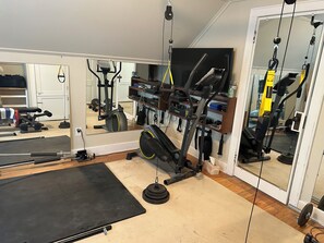 Fitness facility - This Saratoga Lake family friendly waterfront home has amazing sunsets! (Saratoga Springs)