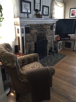 Living area - This Saratoga Lake family friendly waterfront home has amazing sunsets! (Saratoga Springs)