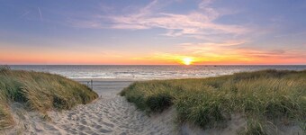 해변 근처의 새로운 초가집 빌라