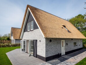 House | Exterior - New Thatched Villa Near the Beach (De Koog)