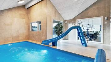 Kolam renang indoor dan kolam renang outdoor
