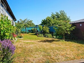A residential area with a grassy yard, a blue building, and a red building. - 4 Star Holiday Home in Visby (Visby)