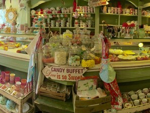 A candy buffet with various jars of sweets and a sign that reads "Candy Buffet Love is so Sweet". - Nordwind Modern Retreat (Norden)
