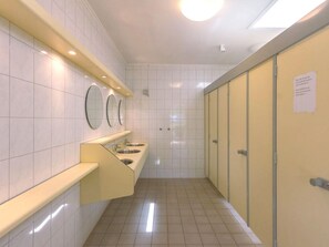 House | Bathroom - Holiday Home in Waxweiler With Pool Access (Waxweiler)