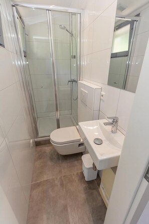 House | Bathroom - Holiday Home in Waxweiler With Pool Access (Waxweiler)