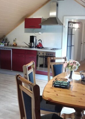 Hus | Eget kök | Ugn, vattenkokare, brödrost och barnstol