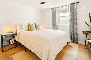 2 bedrooms, iron/ironing board, WiFi, bed sheets - Steps from Sloan’s Lake Dog Friendly Space (Denver)