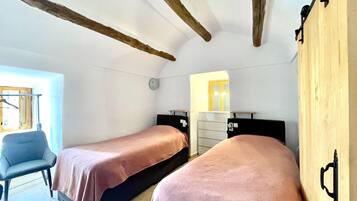 House | 2 bedrooms, individually furnished, iron/ironing board, bed sheets