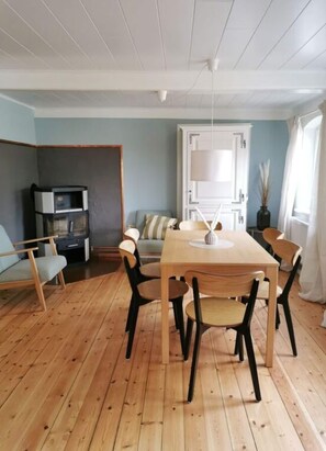 Dining - Inviting Apartment Near Lake (Nieby)