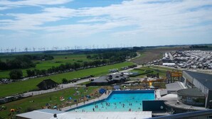 Zona de piscina con vistas a parques eólicos al fondo.