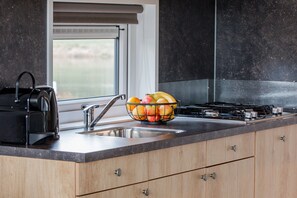 Private kitchen - Chalet in Duisburg With Beach and Harbor Views (Well)