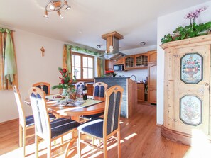 Apartment | Dining - Cosy Holiday Flat in a Farmhouse (Taxenbach)