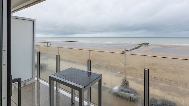 A balcony with a view of the beach and ocean. - Apartment With a Beautiful Terrace and sea View (Middelkerke)