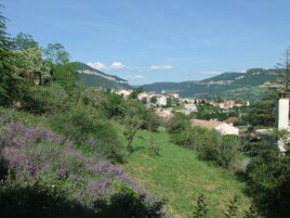 Un pueblo en una ladera con casas y vegetación.