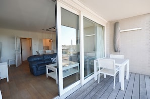 Apartment | Outdoor dining - Apartment by the Coast in Belgium (Koksijde)